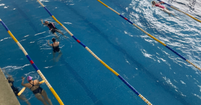 Fotografía de la piscina del Centro Felicidad Chapinero con personas nadando