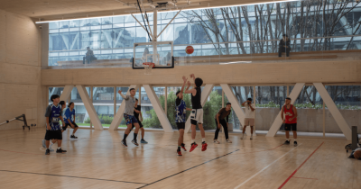 Fotografía de personas en un partido de baloncesto en la arena polivalente del Centro Felicidad Chapinero
