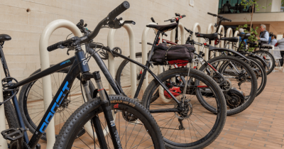 Fotografía del bici parqueadero del Centro Felicidad Chapinero ocupado por varias bicicletas y patinetas