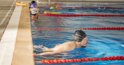 Fotografía de una persona realizando práctica libre en la piscina del centro felicidad chapinero
