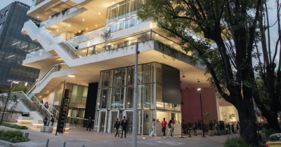 Lobby y entrada del Centro Felicidad Chapinero en horas de la tarde