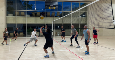 Fotografía de personas jugando voleibol en la arena polivalente del Centro Felicidad Chapinero