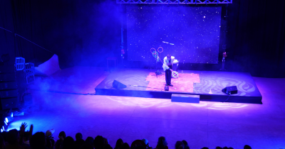 Fotografía del escenario principal del centro felicidad chapinero en una presentación