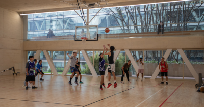 Fotografía de personas jugando Balonces en la arena polivalente del Centro Felicidad Chapinero
