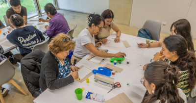 Fotografía de personas en un taller de artes plásticas