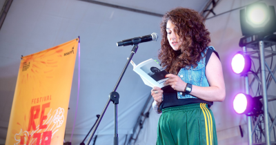 Persona declamando poesia en una tarima