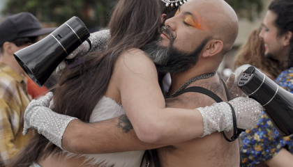 Abrazo entre personas en marcha LGBTI