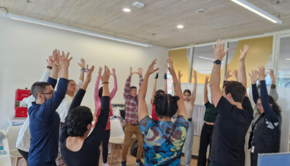 personas en taller creativo