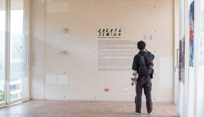 Joven viendo la expo "Bogotá Semilla"