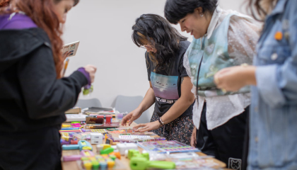 personas en una feria
