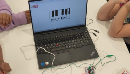 Computador con conexiones sonoras