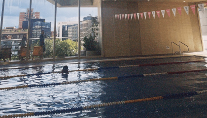 Foto personas en la piscina.