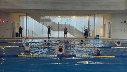 Personas haciendo acuarumba  en piscina.
