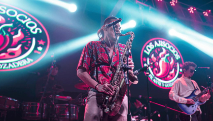 Integrantes de los Ajisocios tocando