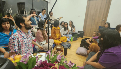 Aristi rodeado de un grupo de gente