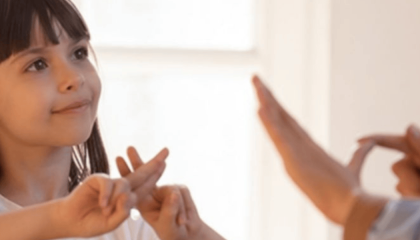 Niña recibiendo lecciones de lenguaje de señas