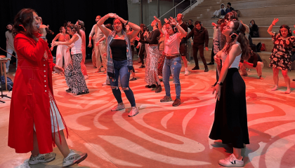 Fotografía de personas bailando con audífonos en silencio