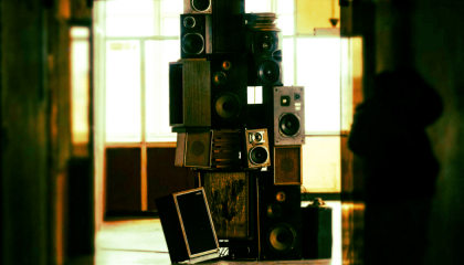 Fotografía de unos parlantes apilados en forma de torre