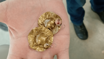 Fotografía de unos pendientes realizados con materiales reciclables