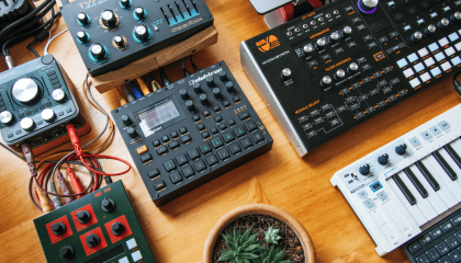 Fotografía de varios equipos de producción musical