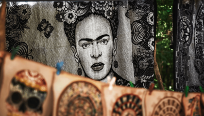Telas con imágenes de Frida Kahlo y motivos aztecas