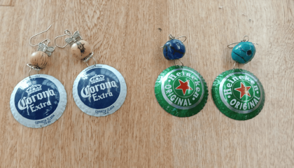 Aretes realizados a partir de materiales reusables