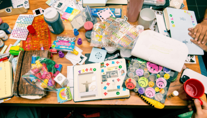Fotografía de una mesa con varios elementos de papelería colorida