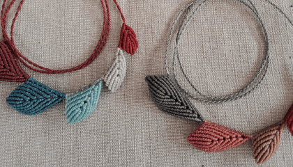 Fotografía de dos colleres realizados en macramé.