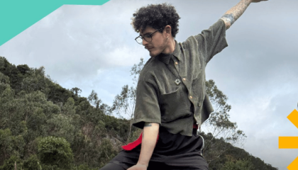 Fotografía de una persona bailando en la naturaleza