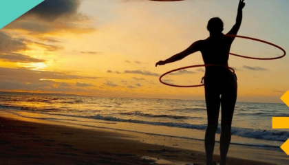 Fotografía de una persona con un hula hoop en la playa