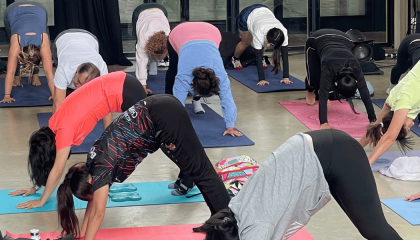 Fotografía de personas haciendo yoga