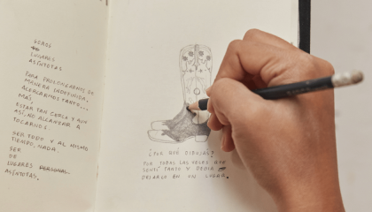 Una mano dibujando sobre una libreta