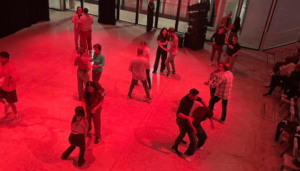 Personas en grupo bailando en un espacio amplio