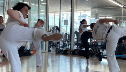 Personas haciendo capoeira