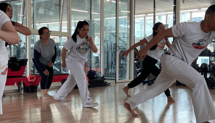 Personas haciendo capoeira