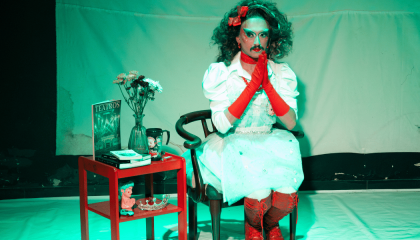 Fotografía de una DragQueen en un monólogo