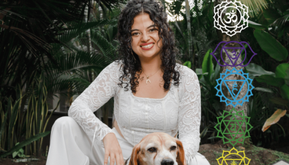 Fotografía de una mujer posando con su perro