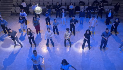 Personas en grupo bailando en un espacio amplio