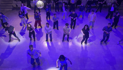 Personas en grupo bailando en un espacio amplio