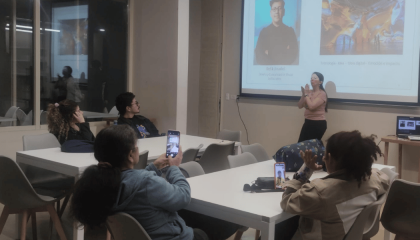 Personas en un taller en lengua de señas