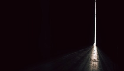 Fotografía de un espacio en negro con un umbral de luz pequeño