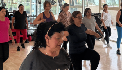 Fotgorafía de personas realizando ejercicio