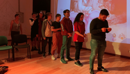 Fotgorafía de personas haciendo fila en un taller audiovisual
