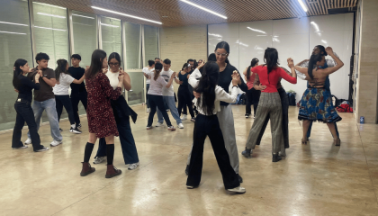 Fotografía de personas bailando tango en un aula