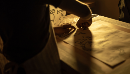 Fotografía de una persona haciendo un trabajo manual