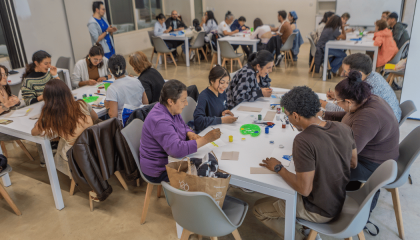 Fotografía de un grupo de personas en un taller