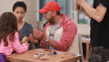 Personas en un taller de tapas haciendo cosas con las manos