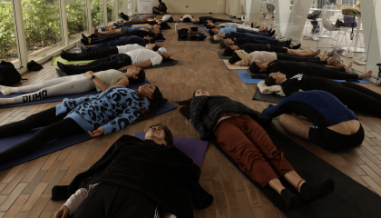 Fotografía de personas en un espacio de meditación y yoga