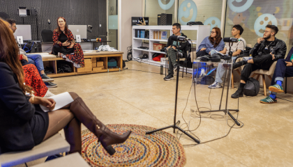 Fotografía de personas en el estudio estambul en taller de doblaje