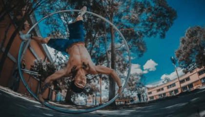 Fotografía de una persona haciendo acrobacias de circo en la calle